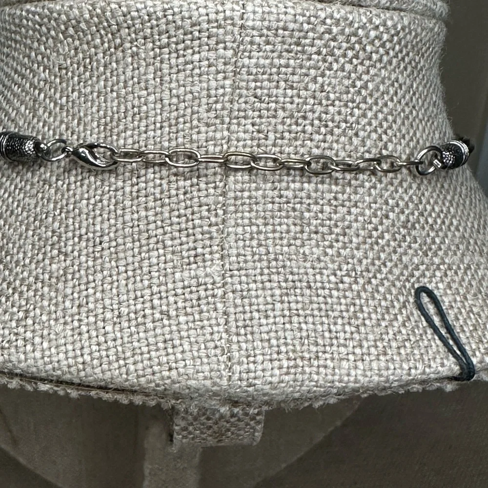 Leather band short necklace with adjustable length. - Picture 5 of 6